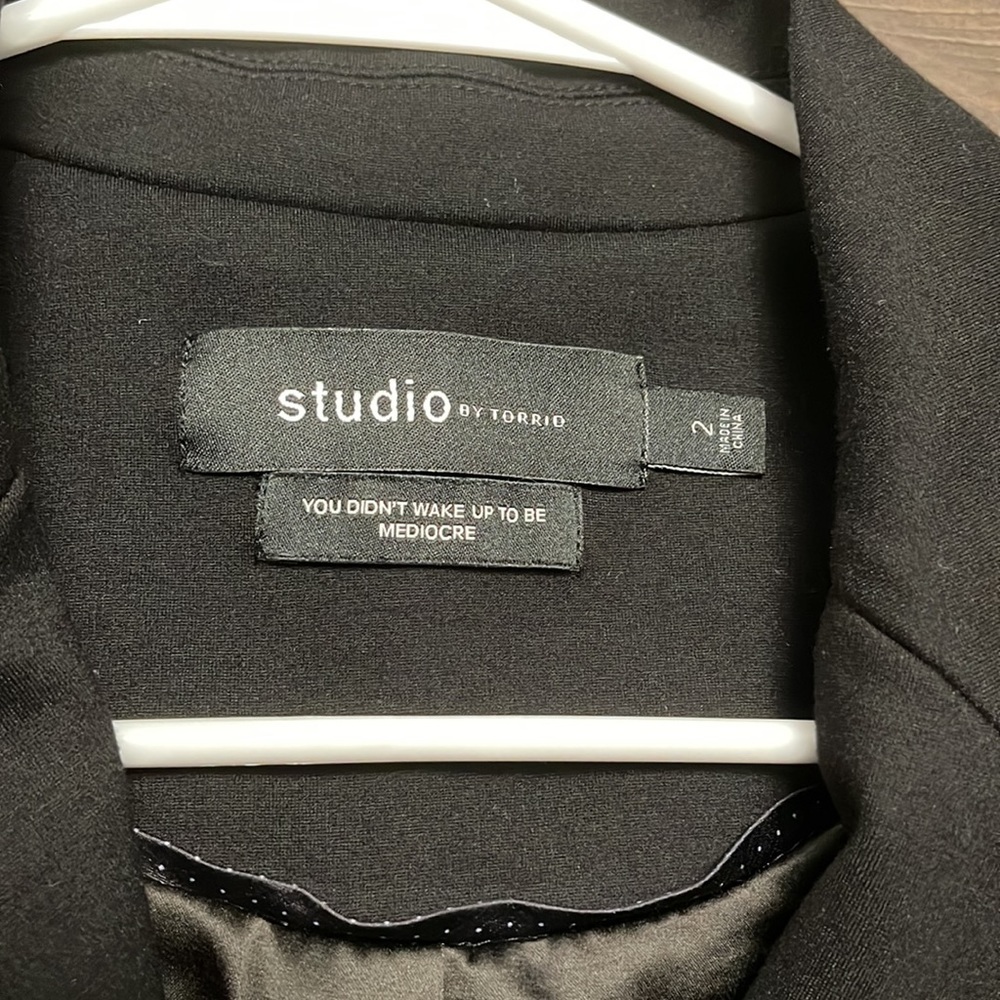 TORRID  - Rouched Sleeve Blazer - Picture 3 of 4